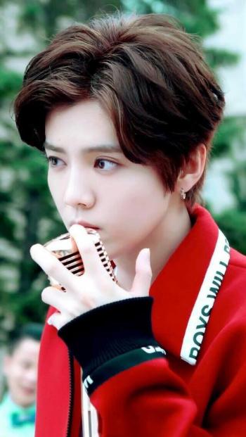 鹿晗GAON CHART 撒汗热舞 帅气西服迷倒千万粉丝第0张