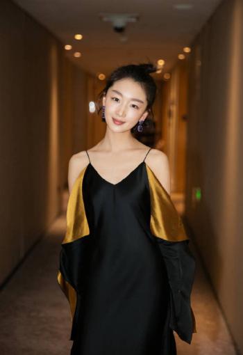 高清中国内地影视河北省石家庄女演员周冬雨青春靓丽写真高清手机壁纸第1张