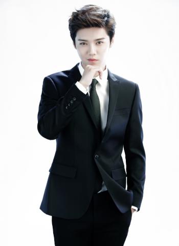 鹿晗GAON CHART 撒汗热舞 帅气西服迷倒千万粉丝第0张