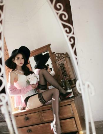 性感模特梳妆台翘美腿露穿黑丝袜诱惑写真第0张