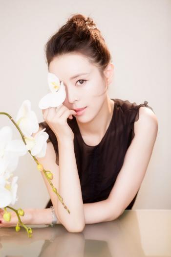 中国内地福建永安女演员张静初红衣造型写真图片:知性优雅第0张