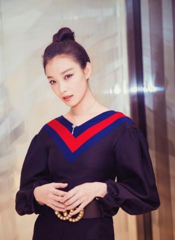性感女星倪妮礼服行走在戛纳明艳动人第2张