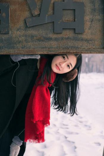 校花美女学生妹冬季雪景养眼迷人写真图片第2张