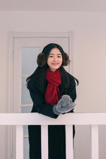 校花美女学生妹冬季雪景养眼迷人写真图片第3张