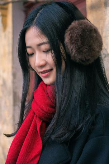 校花美女学生妹冬季雪景养眼迷人写真图片第4张