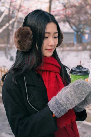 校花美女学生妹冬季雪景养眼迷人写真图片第5张