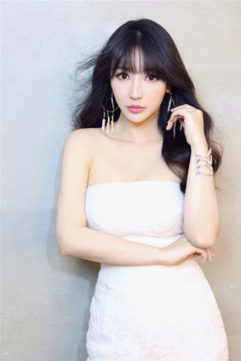 中国内地湖南衡阳女演员柳岩白色抹胸小秀香沟性感十足的图片第1张