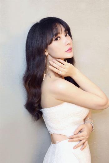 中国内地湖南衡阳女演员柳岩白色抹胸小秀香沟性感十足的图片第2张