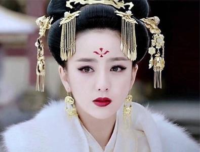 高清中国内地新疆伊犁影视女演员佟丽娅性感妩媚写真图片第2张