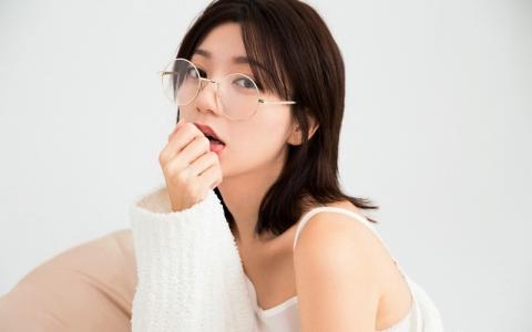 性感美女张馨予低胸装时尚写真女神气质美图第0张