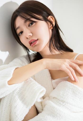 性感美女张馨予低胸装时尚写真女神气质美图第2张