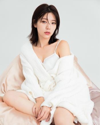 性感美女张馨予低胸装时尚写真女神气质美图第4张