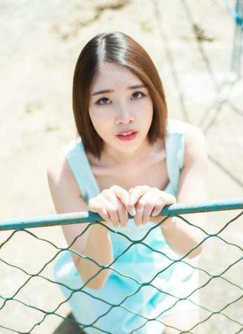 清纯美女短发夏日阳光清新室外写真第3张