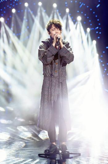内蒙古族歌唱演员迪玛希清爽帅气写真图片第3张