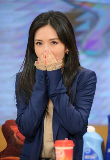 谢娜模仿小彩旗 一秒钟变粉嫩仙女范 谢娜图片第0张