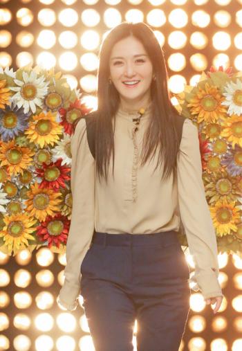 谢娜模仿小彩旗 一秒钟变粉嫩仙女范 谢娜图片第3张