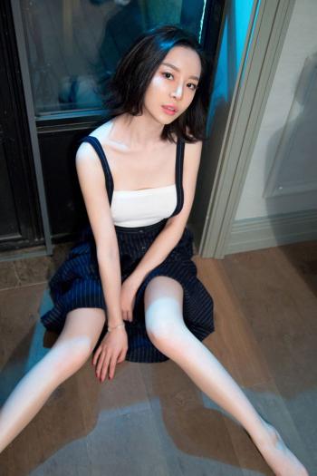 短发透视装美女性感高跟黑丝美腿诱人写真图片第4张