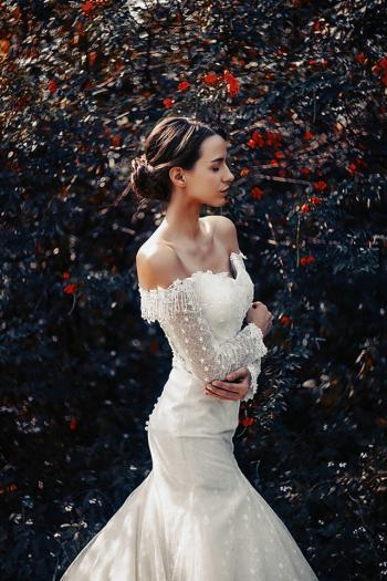 异国高挑美女森林迷人婚纱写真图片第0张