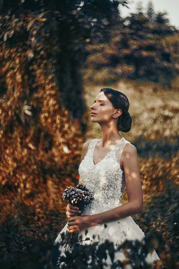异国高挑美女森林迷人婚纱写真图片第2张
