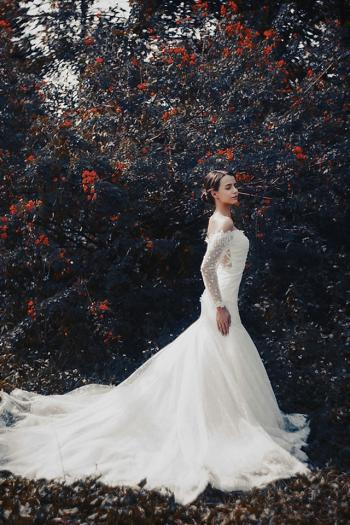 异国高挑美女森林迷人婚纱写真图片第3张