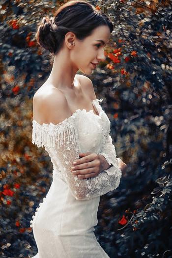 异国高挑美女森林迷人婚纱写真图片第6张