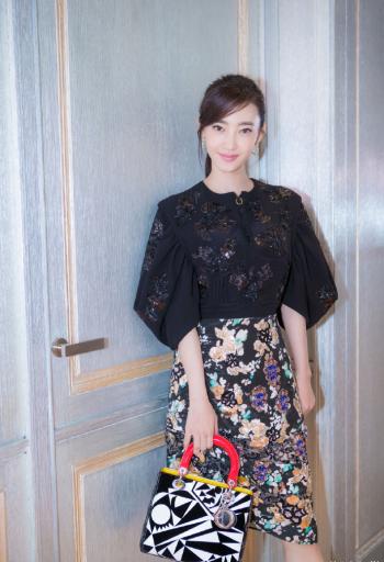 王丽坤性感干练活动写真图片第2张