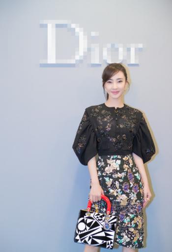 王丽坤性感干练活动写真图片第3张
