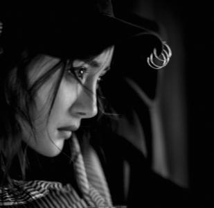 杨幂香肩冷艳动人封面写真第5张