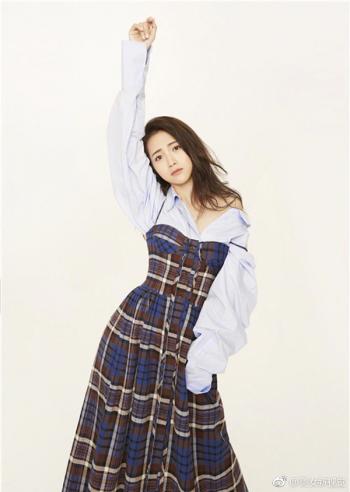 中国内地辽宁女节目主持人、演员包文婧性感诱人吊带私房写真照第1张
