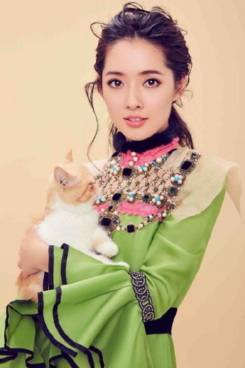郭碧婷麻花辫紫色毛衣性感街拍写真第3张
