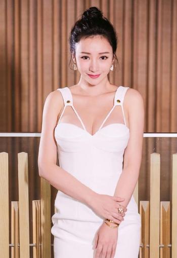 丰满的胸部图片 _ 第(1)张