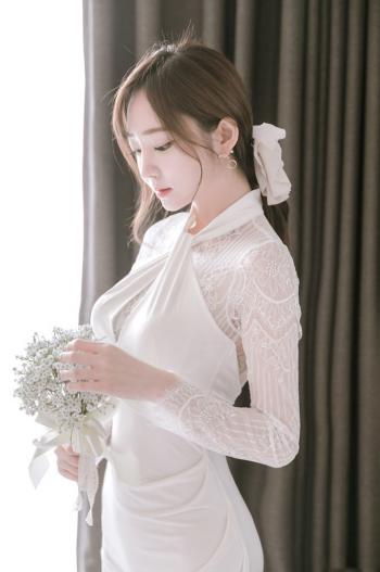 深夜寂寞的女人  性感丰满美女床上自拍照第3张