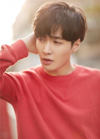 张艺兴帅酷写真图片下载 张艺兴裸照马甲线第2张