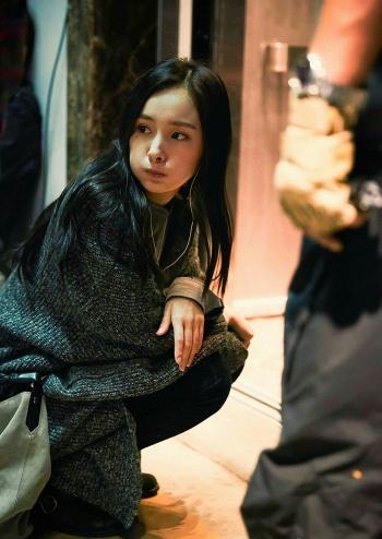 杨幂香肩冷艳动人封面写真第2张
