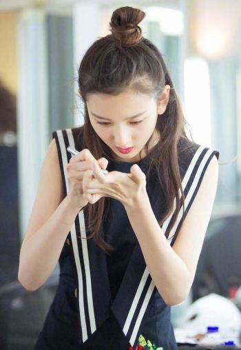 中国北京当代95后女演员宋祖儿魅力写真图片桌面壁纸第3张