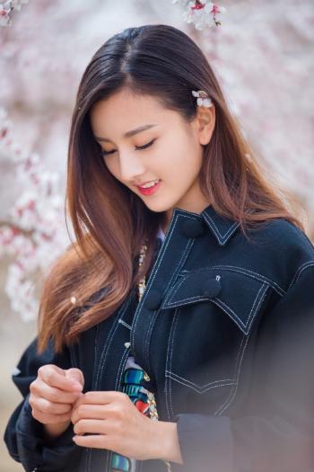 中国北京当代95后女演员宋祖儿性感优雅写真桌面壁纸第0张