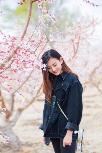 中国北京当代95后女演员宋祖儿性感优雅写真桌面壁纸第2张