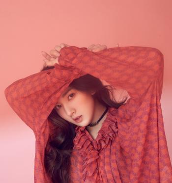 中国北京当代95后女演员小哪吒宋祖儿时尚清新写真桌面壁纸第0张