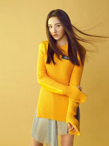 中国北京当代95后女演员小哪吒宋祖儿时尚清新写真桌面壁纸第1张