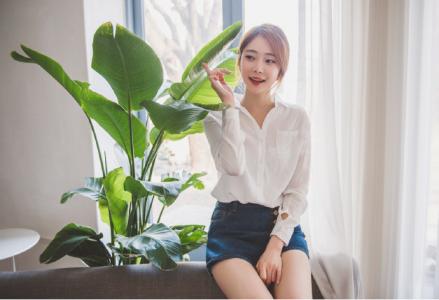 氧气美女沙发上嫩白肌肤美腿诱惑写真第3张