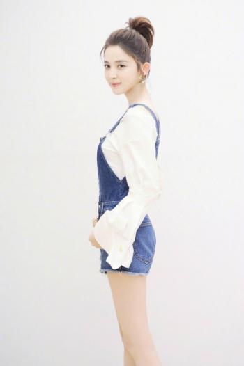 中国内地新疆乌鲁木齐市影视女演员古力娜扎清新丸子头手机壁纸第0张