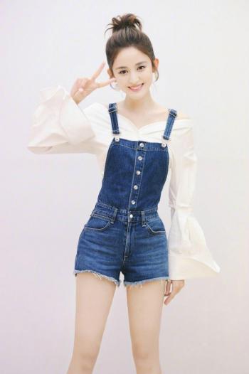 中国内地新疆乌鲁木齐市影视女演员古力娜扎清新丸子头手机壁纸第3张