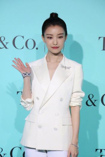 性感女星倪妮礼服行走在戛纳明艳动人第3张