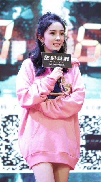 杨幂香肩冷艳动人封面写真第6张