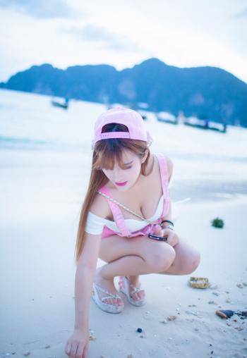 海边美女第2张