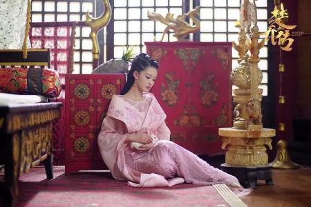 人气女星李沁小露香肩性感诱惑清新养眼最新写真图片合集第5张