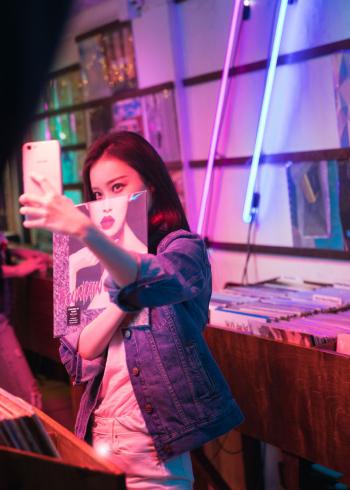 性感女星倪妮礼服行走在戛纳明艳动人第6张
