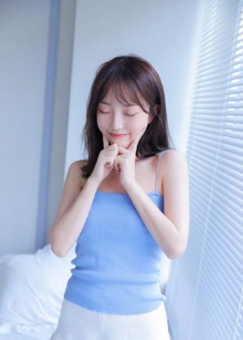 深夜寂寞的女人  性感丰满美女床上自拍照第0张