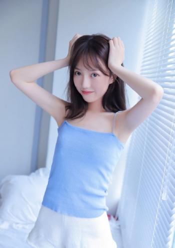 深夜寂寞的女人  性感丰满美女床上自拍照第2张