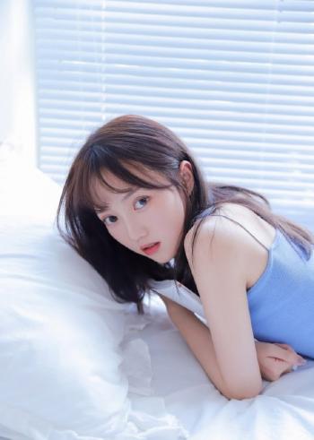 深夜寂寞的女人  性感丰满美女床上自拍照第3张